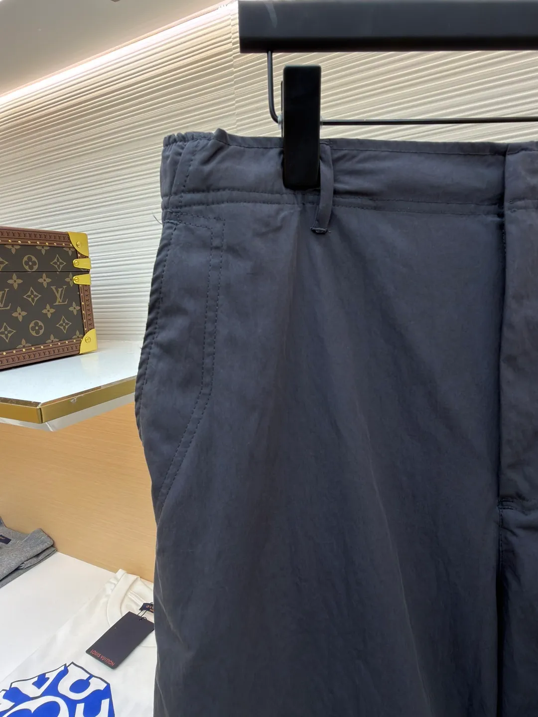LOUIS VUITTON Small flower embossed label casual trousers ●Original version: purchased and developed for 9999 ●Item number: 1682065-B40 ●Fabric: technical cotton blended fabric ●Technology: embossed label production ●Color: gray ●Version: fitted version ●Weight: about 460 grams ●Size: 44-46-48-50 ●Description: Made of a blended fabric of 68% cotton and 32% nylon, the material ratio accurately balances the advantages of the two fibers: cotton provides a natural skin-friendly feel, breathability and daily wearing comfort; while up to 32% nylon significantly enhances the fabric's wear resistance, tear resistance and overall durability, and may be treated to impart certain water-repellent properties. It shows that the fabric has undergone advanced finishing processes such as mercerization to make the fiber surface smoother, resulting in a smoother feel than ordinary cotton. Italian pockets and trompe l'oeil topstitched flaps: Italian pockets usually refer to inner patch pockets with extremely clean lines and no pleats. The trompe l'oeil effect topstitching uses sewing thread that contrasts with the color of the fabric to create a visual effect that looks like a three-dimensional flap through precise stitches. Its function is to add delicate decorative lines and visual interest while maintaining the flat function of the pocket. Pressed logo leather patch on the left leg: High-quality leather is laser-cut into a specific shape and then heat-pressed or sewn onto the trouser legs. The effect of this process step is to instantly enhance the luxurious quality of the piece and create a sharp material contrast with the cotton main body. On the leather patch, the brand's classic floral logo is embossed with a high-temperature mold. The pattern created this way is discreet, permanent and smooth to the touch, complementing the luxurious texture of the leather as a finishing touch. The overall wiring is straight and delicate, the fabric is comfortable and soft, and the color is consistent without color difference. It can be matched with the same style to create a fashionable look and control various occasions. Customized accessories, complete with three standards, same style for men and women!